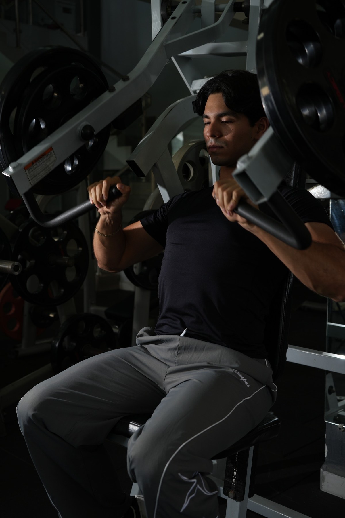 Hombre entrenando pecho en una máquina