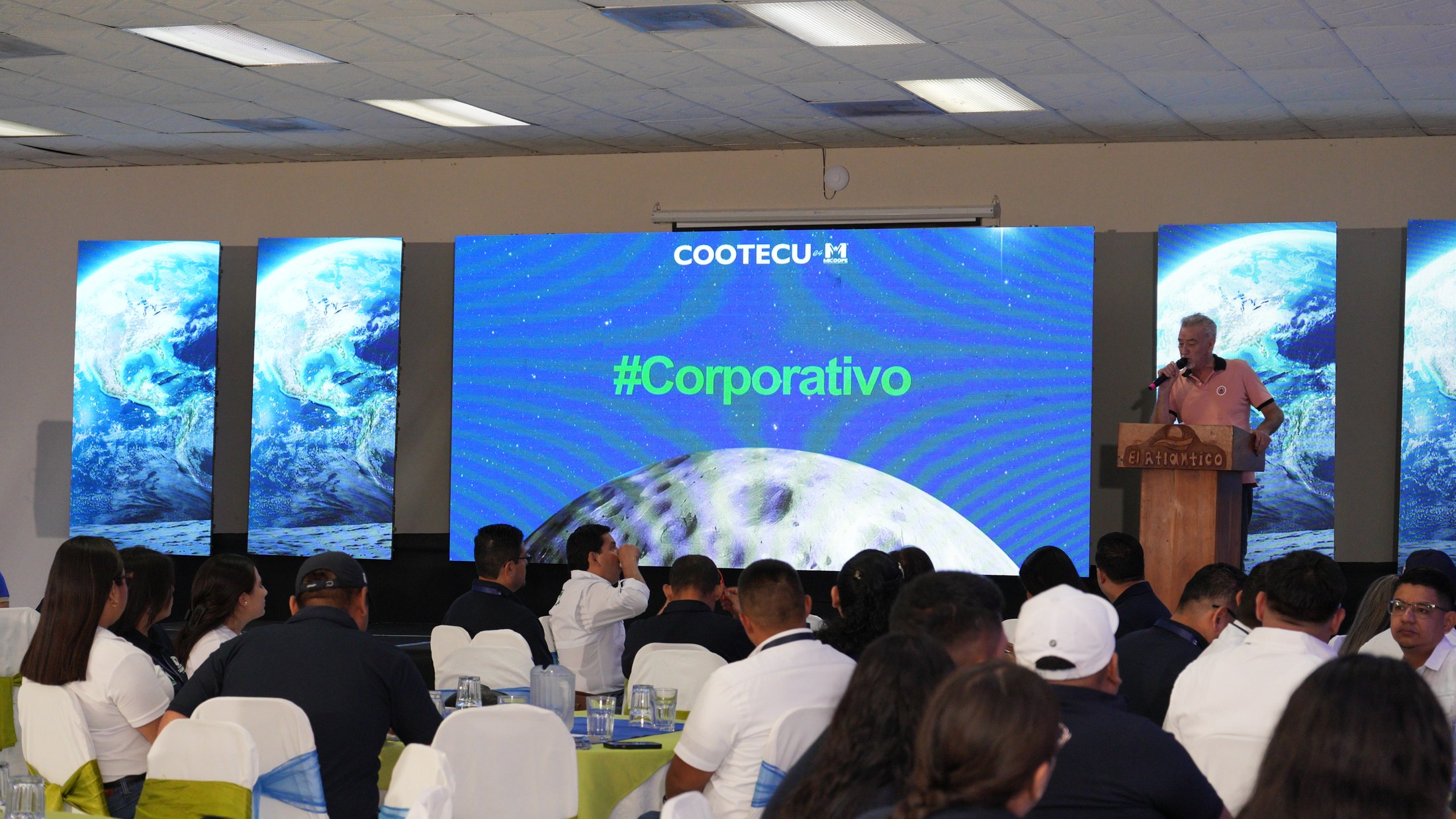Ponencia con presentación corporativa frente a los asistentes