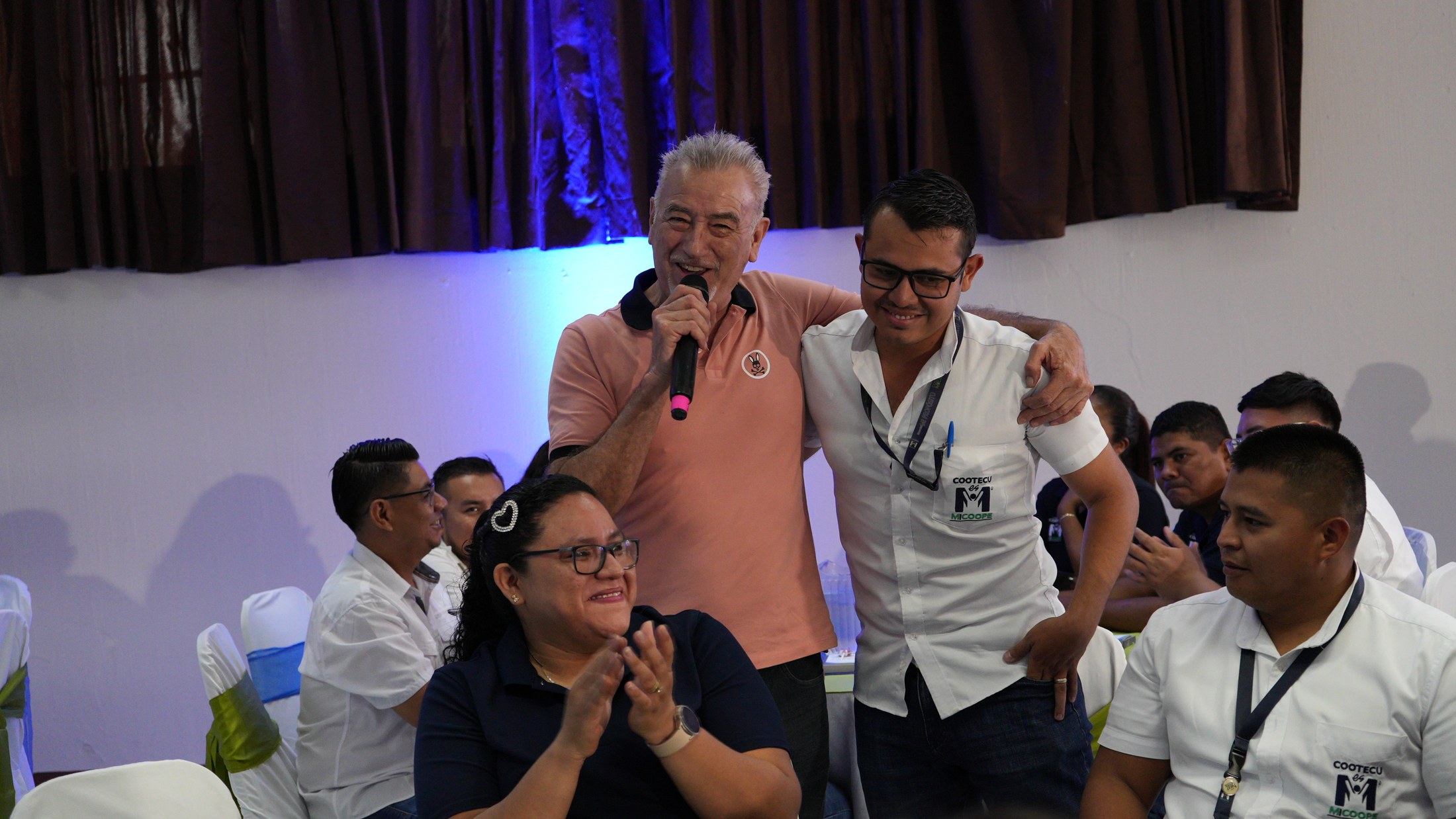 Expositor compartiendo con los participantes durante el evento