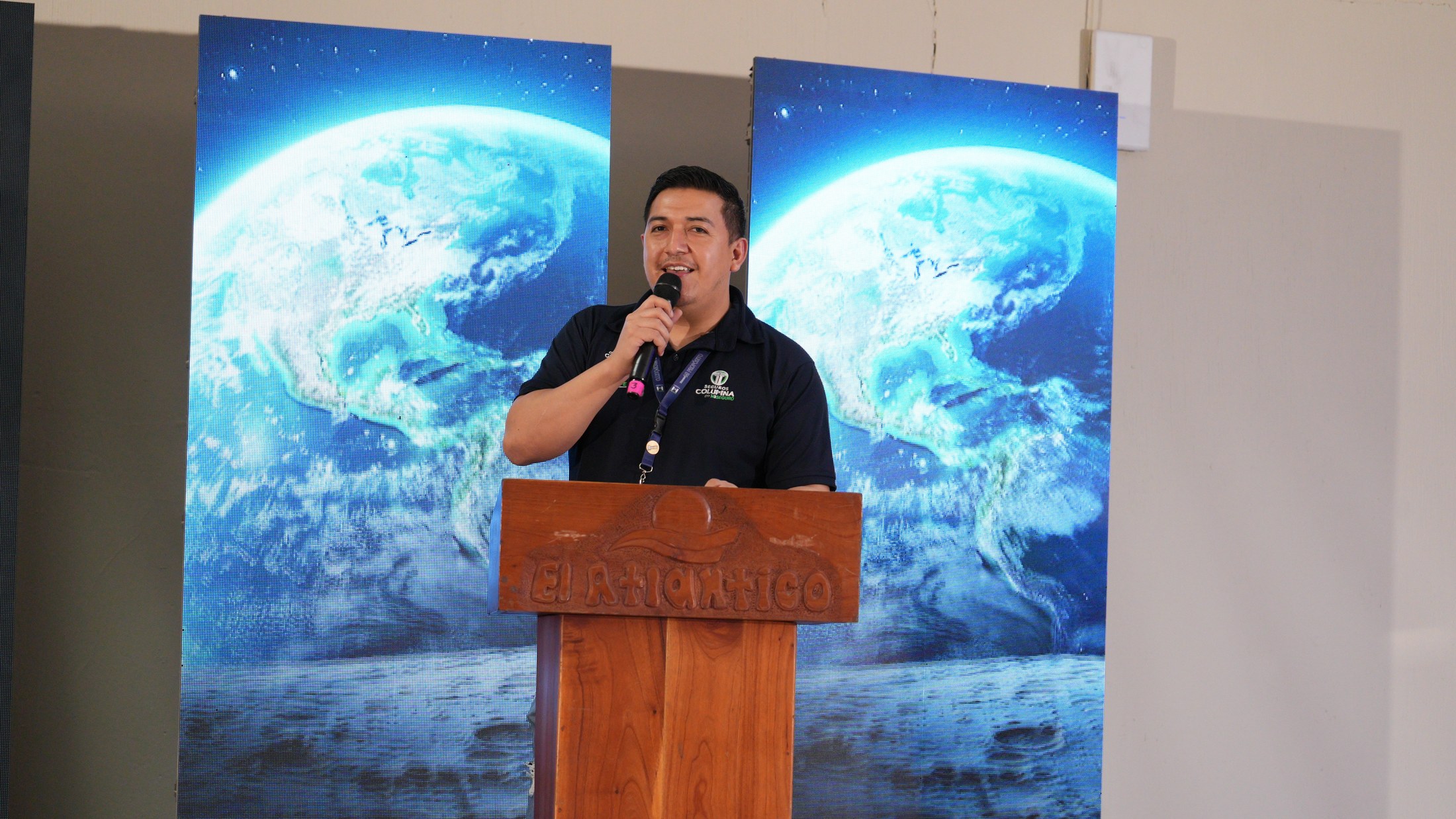 Representante de COTECU MICOOPE hablando desde el podio